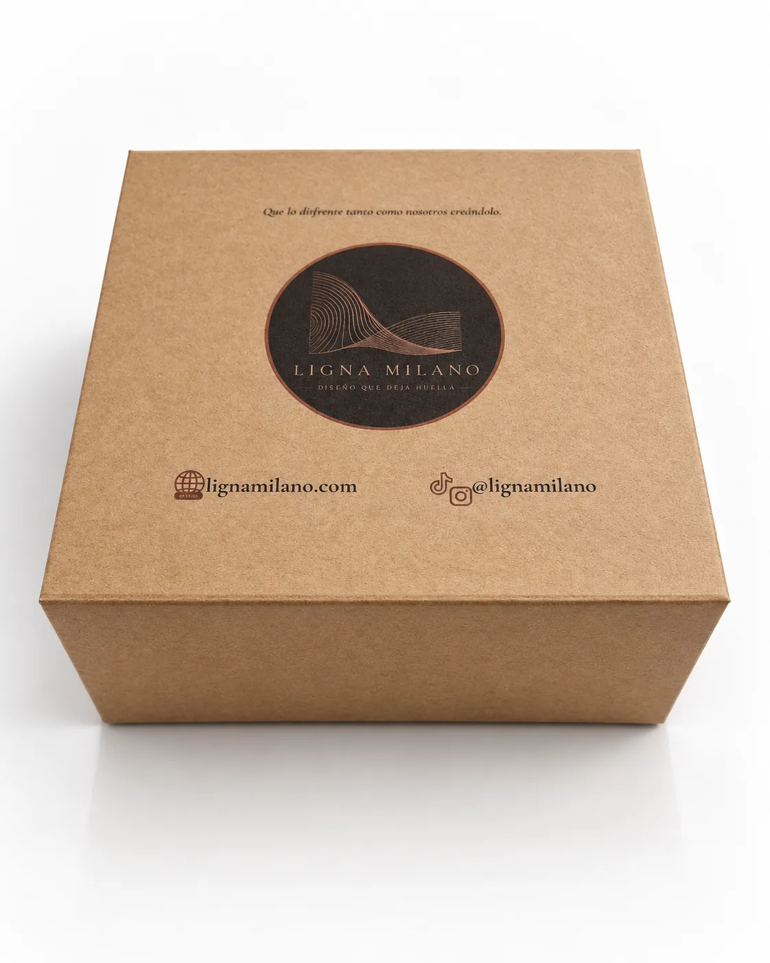 Caja de Ligna Milano cerrada, con el logotipo impreso en la tapa