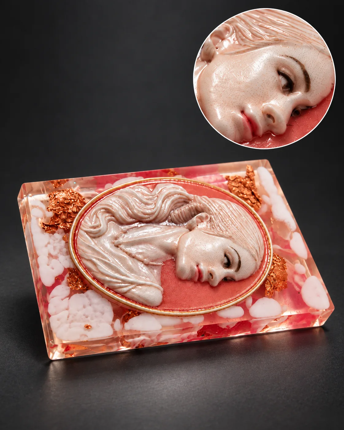 Camafeo en resina epoxy, con un círculo de detalle macro del relieve