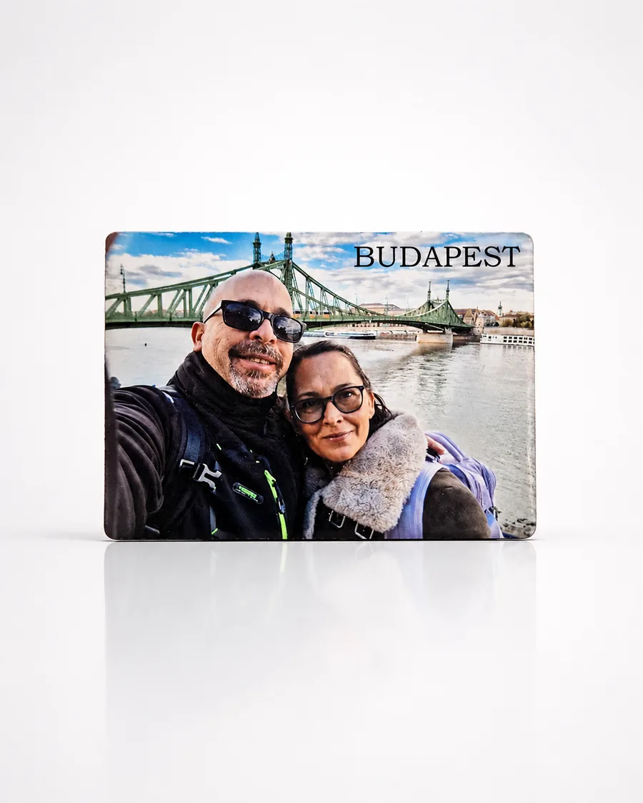 Imán de cerámica con una foto de pareja en Budapest y el nombre de la ciudad