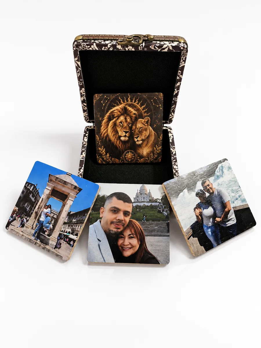 Caja abierta con cuatro posavasos de madera personalizados con fotos