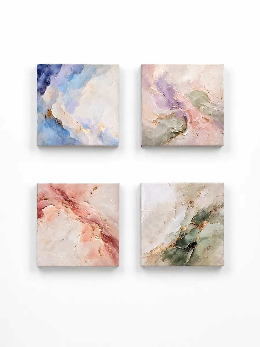 Cuatro mini lienzos abstractos en tonos azul, lila, rosa y verde colgados en pared